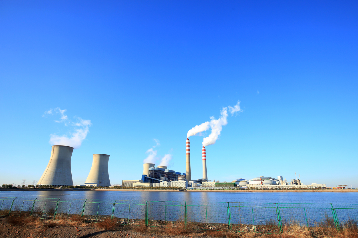 Produkcja energii w elektrowni węglowej.